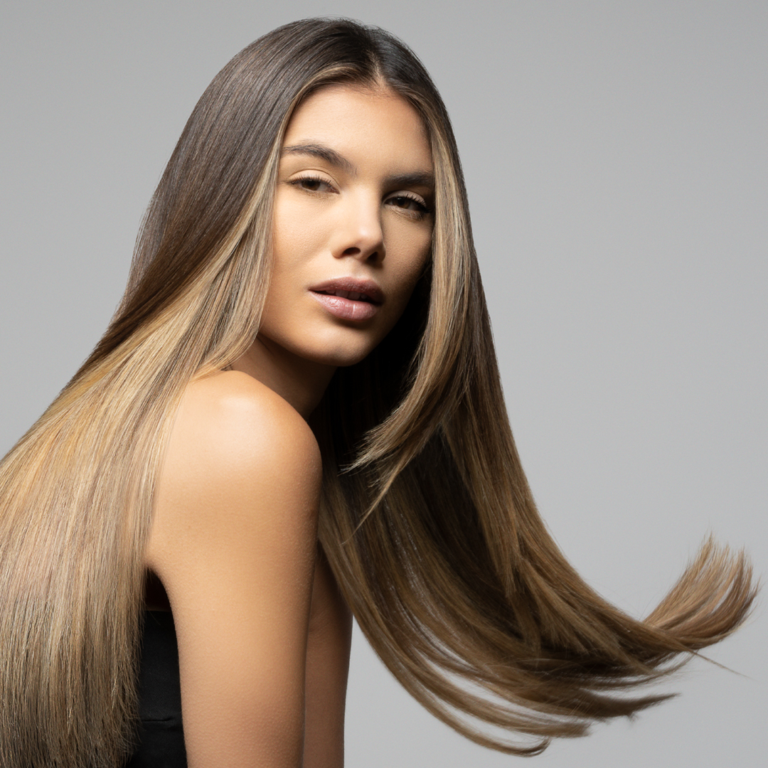 Femme aux cheveux longs, lisses et brillants