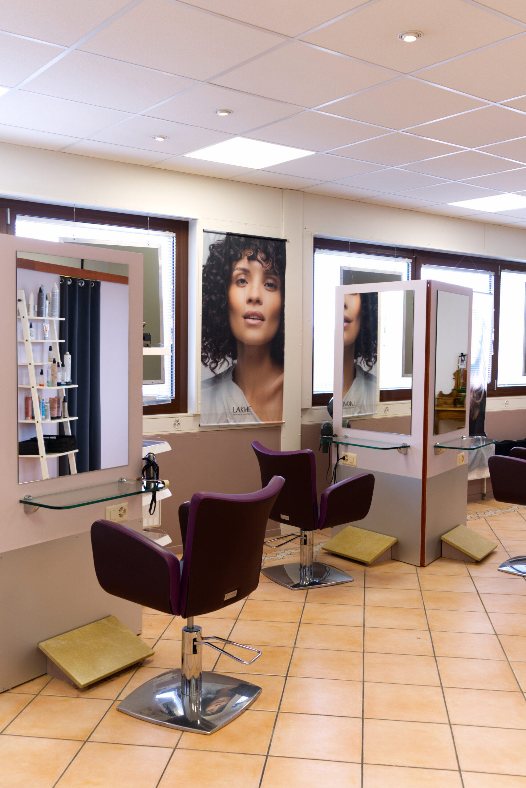 Intérieur du salon Nuance Coiffure à Cossonay, avec ses postes de coiffage et miroirs