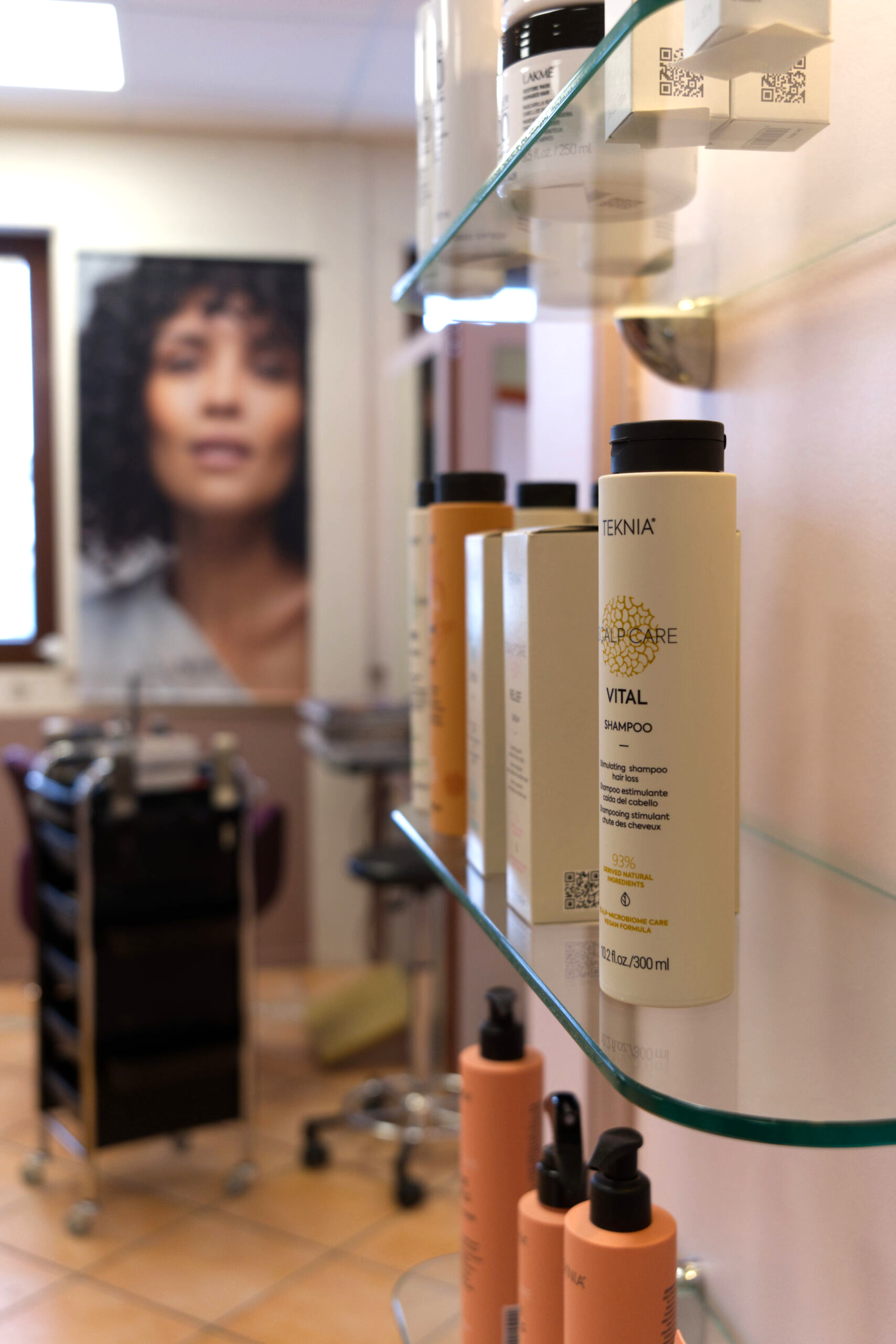 Produits capillaires exposés sur une étagère du salon Nuance Coiffure à Cossonay